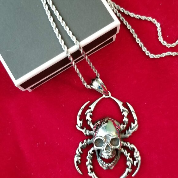 Truly creepy skull spider necklace, NWOT - Picture 8 of 9